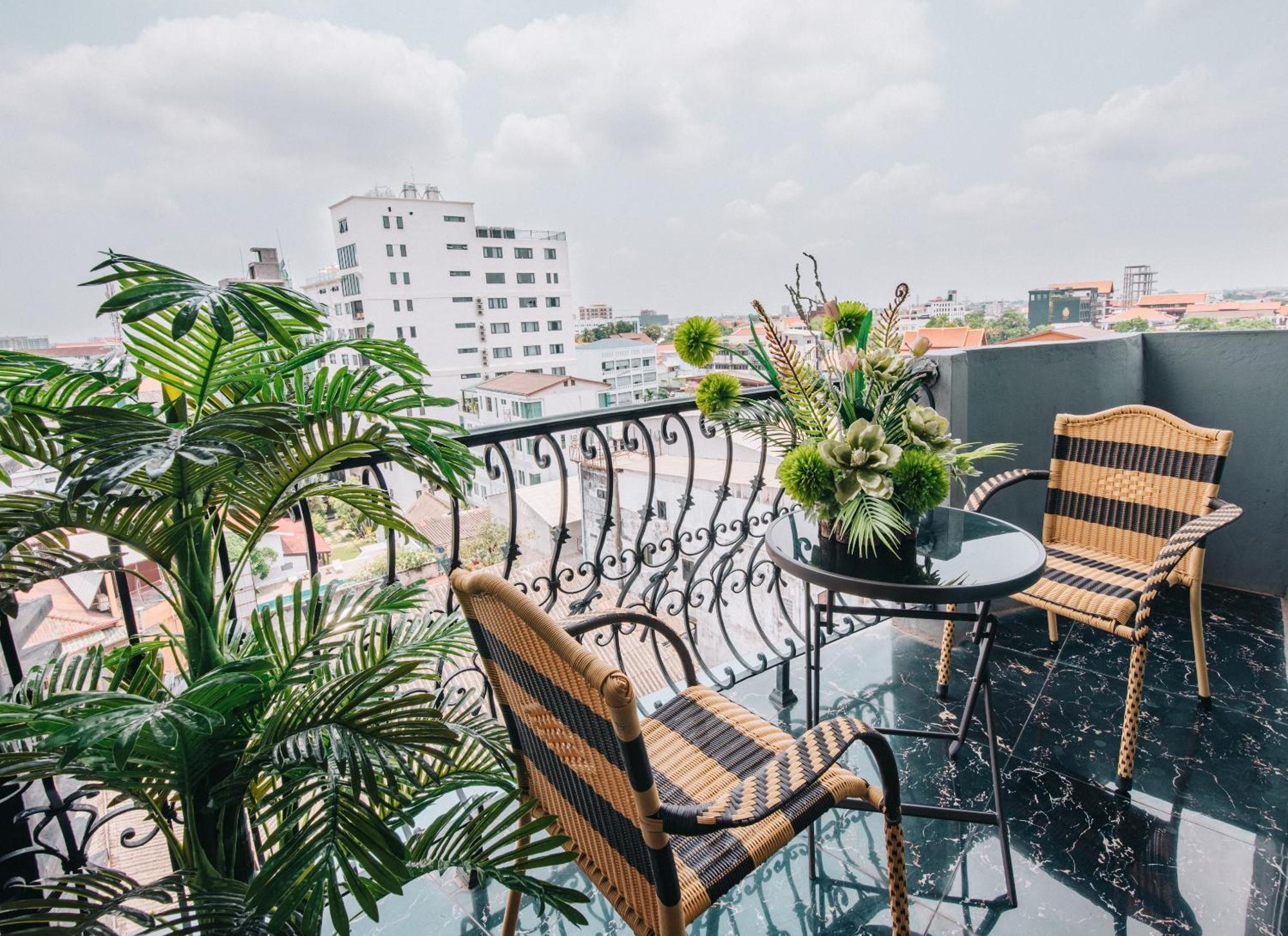 V Hotel Vientiane Exterior photo